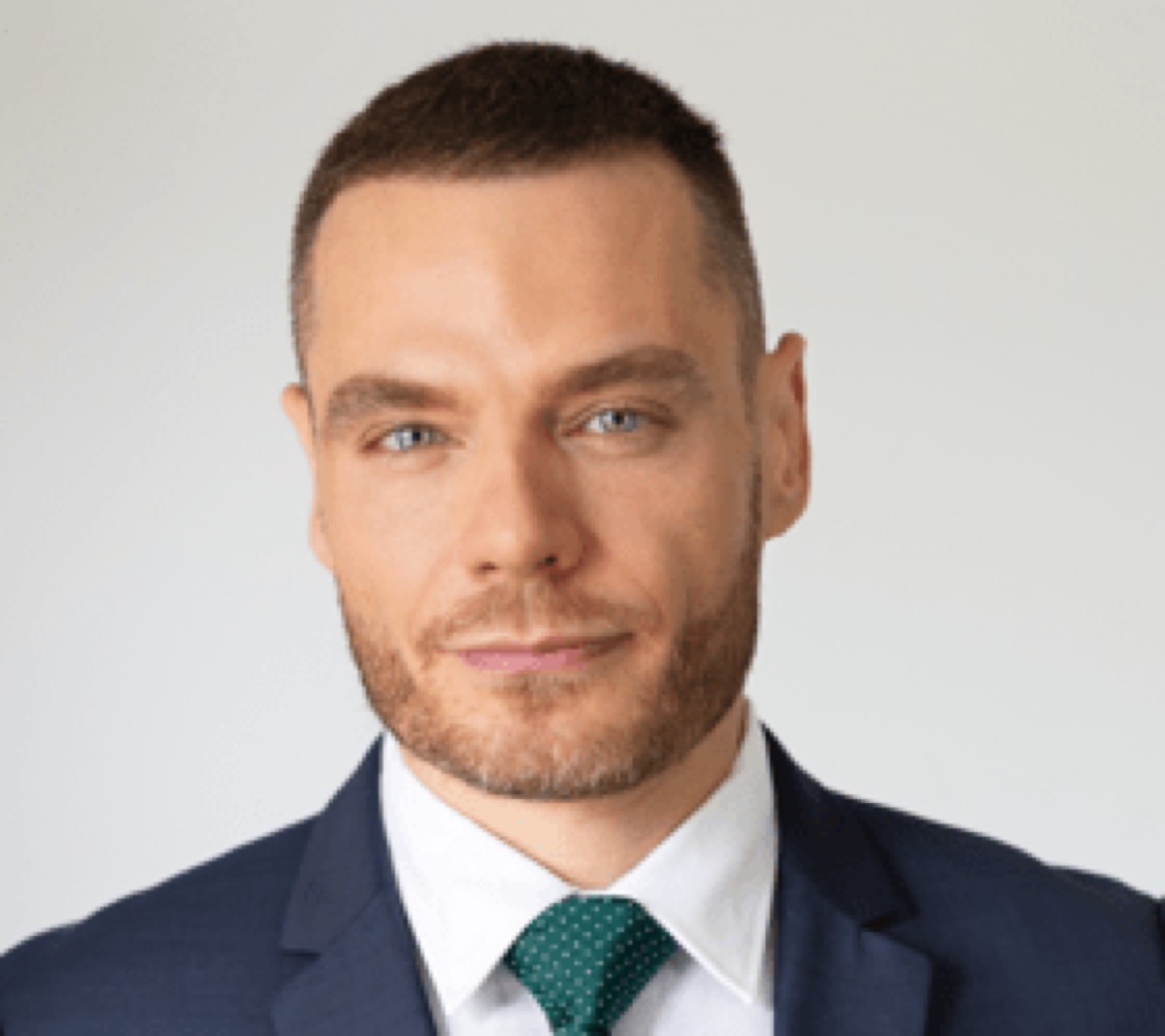 Christopher Dembik, stratégiste chez Pictet : « Privilégiez les actions européennes et les secteurs défensifs en 2024 »
